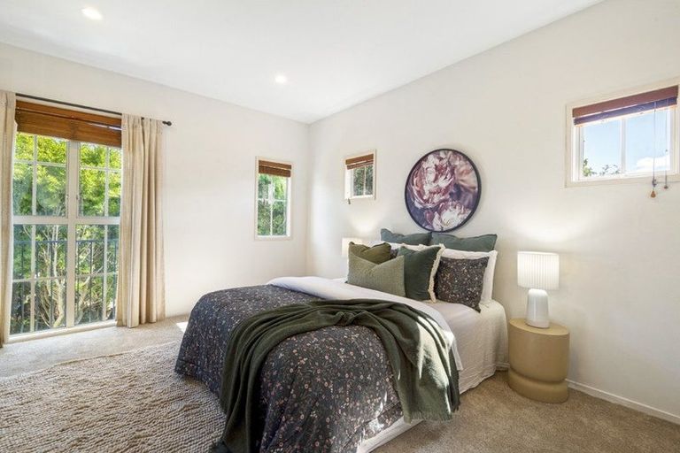 Photo of property in 1 Scarlet Oak Drive, Schnapper Rock, Auckland, 0632