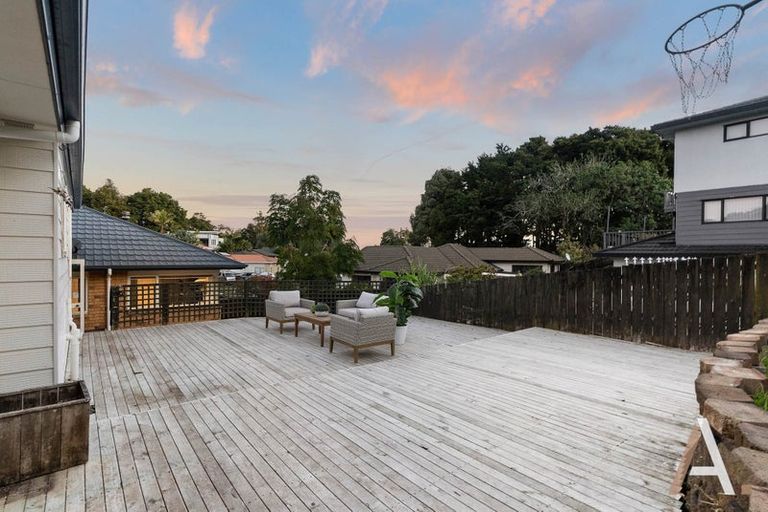 Photo of property in 17 De Havilland Drive, Goodwood Heights, Auckland, 2105