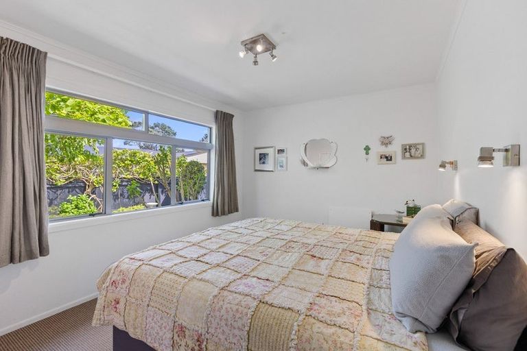 Photo of property in 8 Blenheim Place, Vogeltown, New Plymouth, 4310