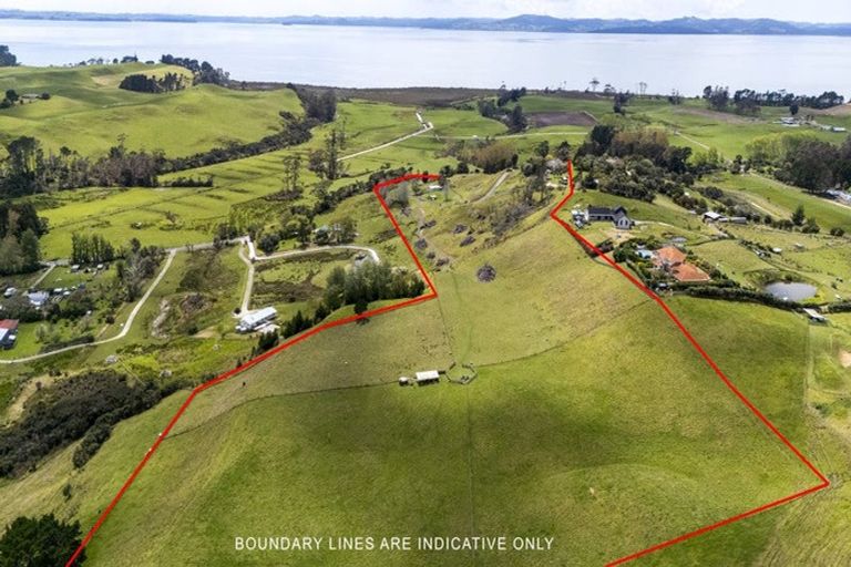Photo of property in 2247 South Head Road, South Head, Helensville, 0874
