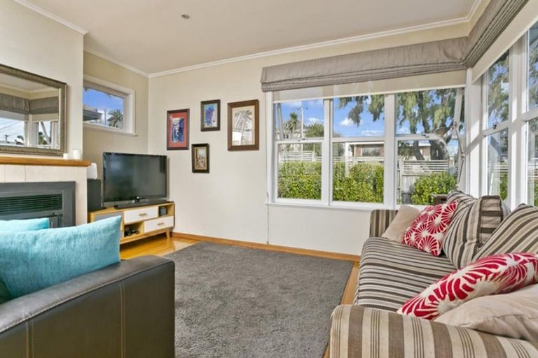 Photo of property in 1a Corrella Road, Belmont, Auckland, 0622