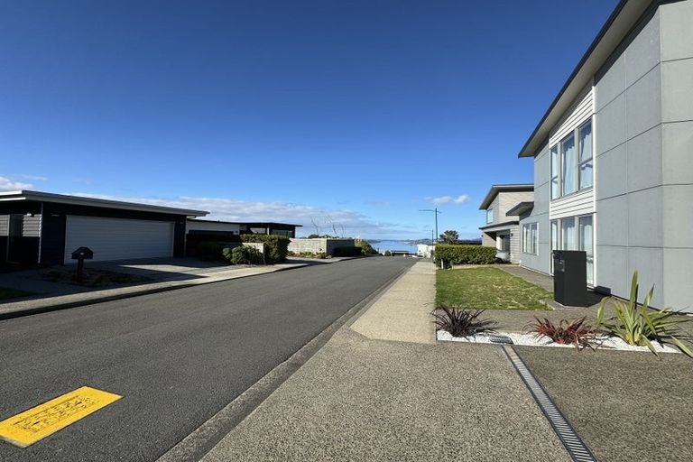 Photo of property in 12 Cromwell Point, Newlands, Wellington, 6037