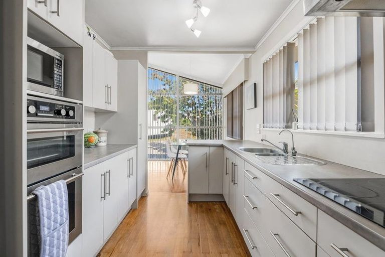 Photo of property in 39 Totaravale Drive, Totara Vale, Auckland, 0629