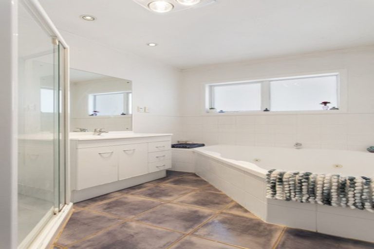 Photo of property in 104 Te Atatu Road, Te Atatu South, Auckland, 0610