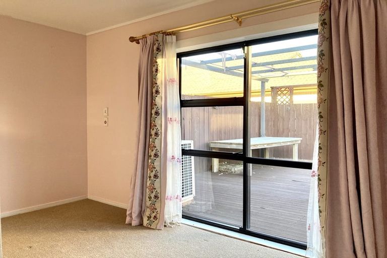 Photo of property in 2/89a Royal Road, Massey, Auckland, 0614