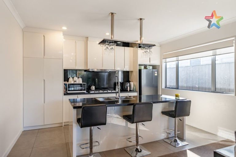 Photo of property in 60 Whites Line West, Woburn, Lower Hutt, 5010