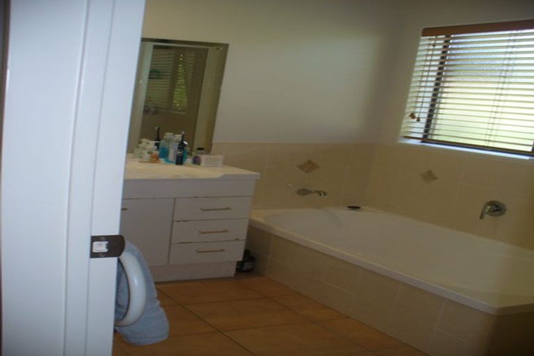 Photo of property in 14 Caltra Place, East Tamaki, Auckland, 2016