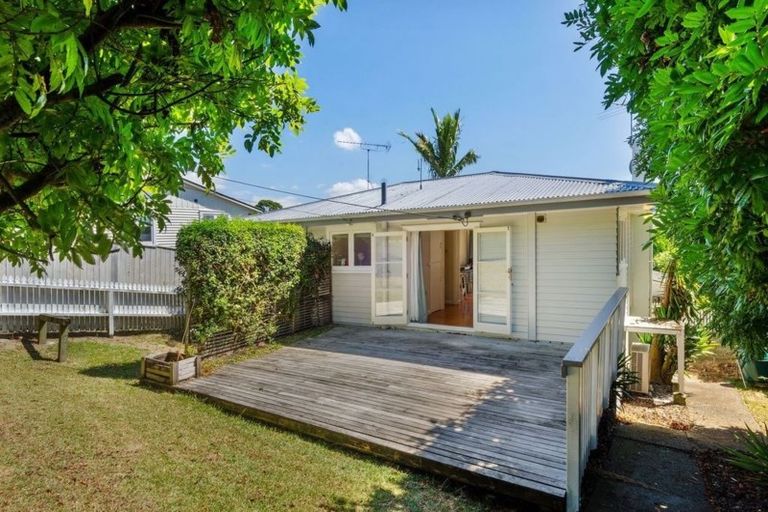 Photo of property in 1/23 Alexander Avenue, Torbay, Auckland, 0630