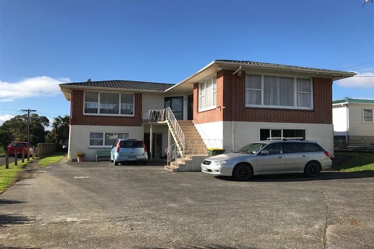 Photo of property in 86 Royal View Road, Te Atatu South, Auckland, 0610