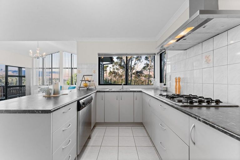 Photo of property in 64 San Valentino Drive, Henderson, Auckland, 0612