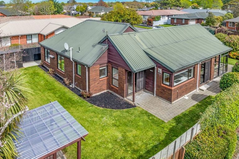 Photo of property in 6 Westgrove Avenue, Avonhead, Christchurch, 8042