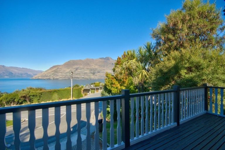 Photo of property in 1 Cameron Place, Fernhill, Queenstown, 9300