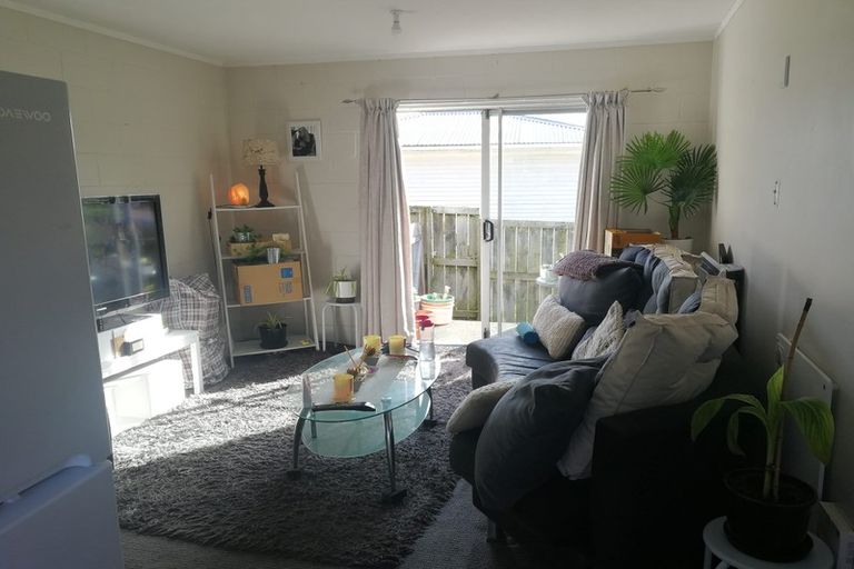 Photo of property in 2/60 Clayburn Road, Glen Eden, Auckland, 0602