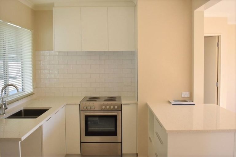 Photo of property in 4a Viridian Lane, Greenhithe, Auckland, 0632