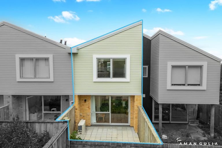Photo of property in 15 Helen Jenepher Lane, Mount Wellington, Auckland, 1062