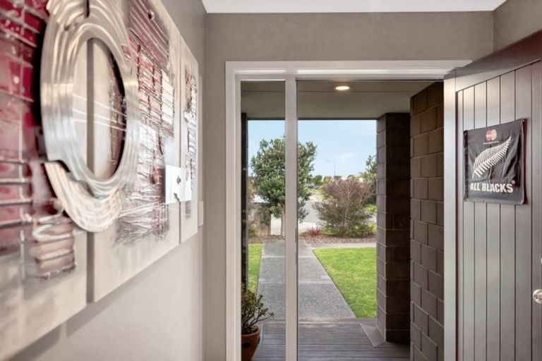 Photo of property in 24 Butterworth Crescent, Papamoa Beach, Papamoa, 3118