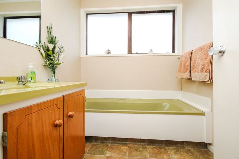 Photo of property in 15 Peterhouse Place, West Harbour, Auckland, 0618