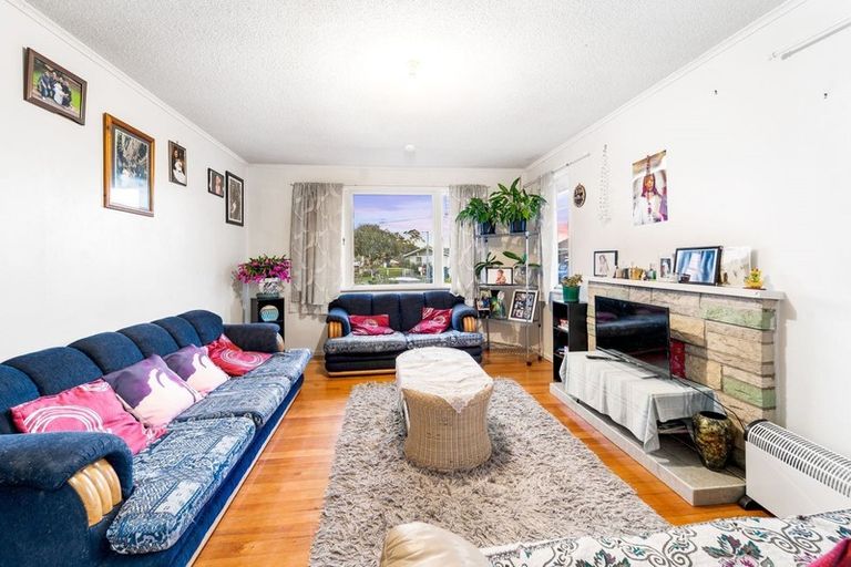 Photo of property in 17 Kuaka Place, New Lynn, Auckland, 0600