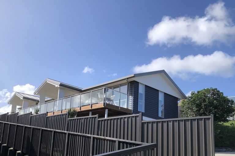 Photo of property in 32 Roxborough Place, East Tamaki Heights, Auckland, 2016