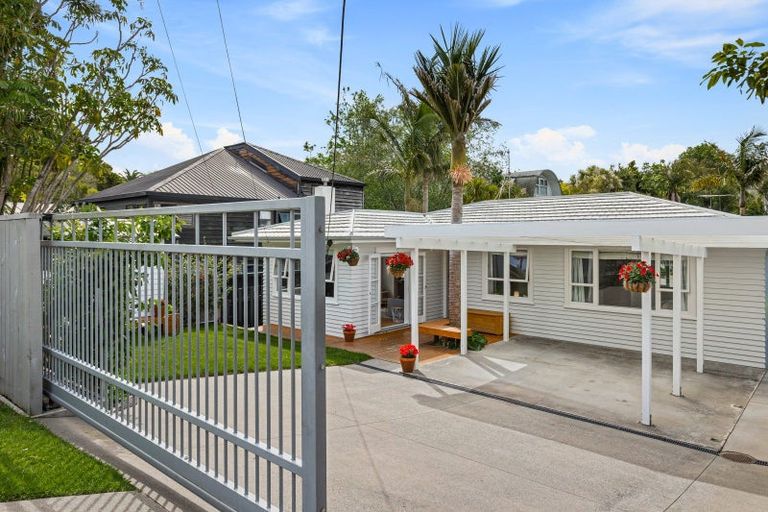 Photo of property in 2/71 Saddleback Rise, Murrays Bay, Auckland, 0630