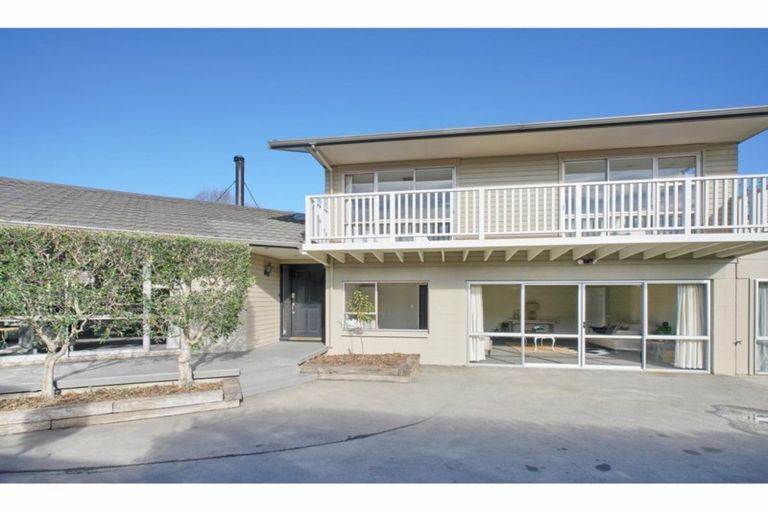 Photo of property in 6 Banff Place, Avonhead, Christchurch, 8042