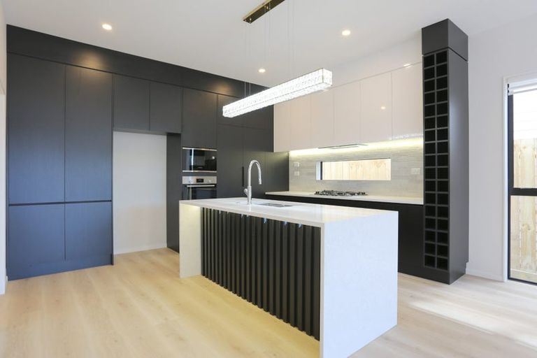 Photo of property in 1b Kirkdale Place, Northcross, Auckland, 0632