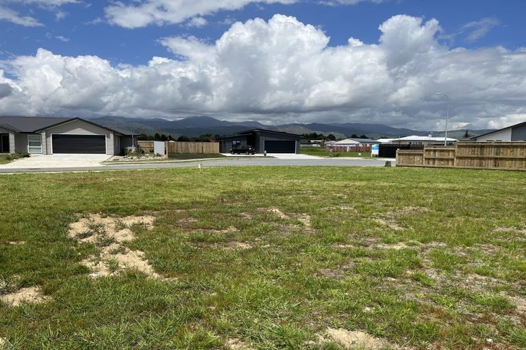 Photo of property in 8 Ash Close, Levin, 5510