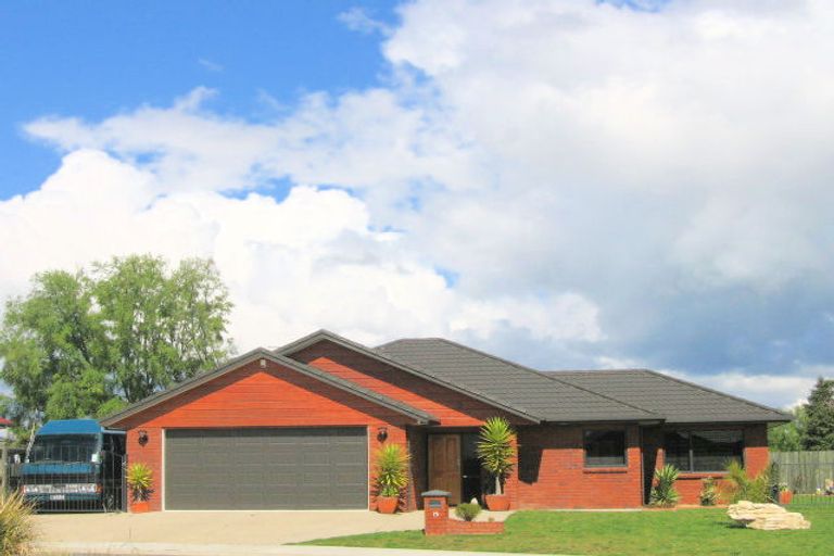 Photo of property in 15 Frame Place, Owhata, Rotorua, 3010