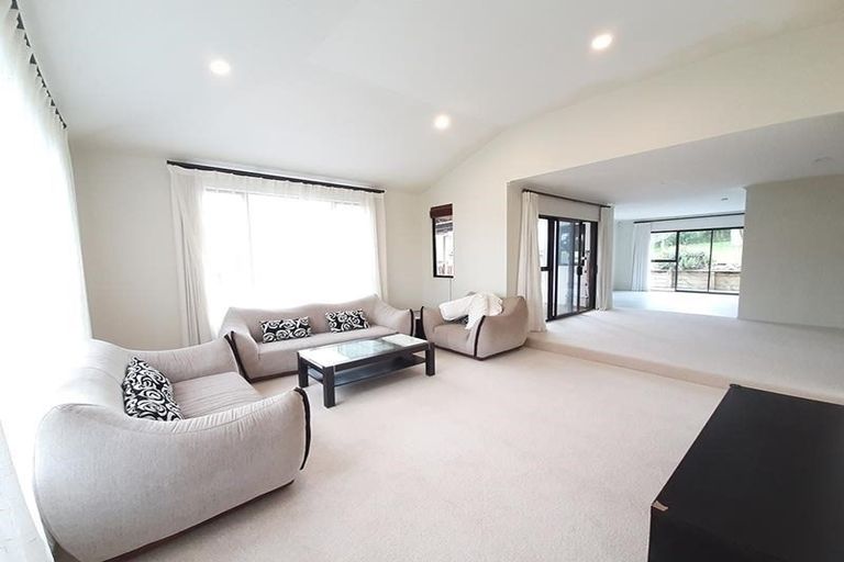 Photo of property in 17 Crimson Park, Oteha, Auckland, 0632