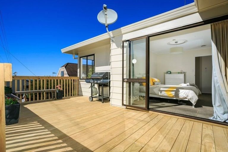 Photo of property in 2/12 Remus Place, Totara Vale, Auckland, 0629