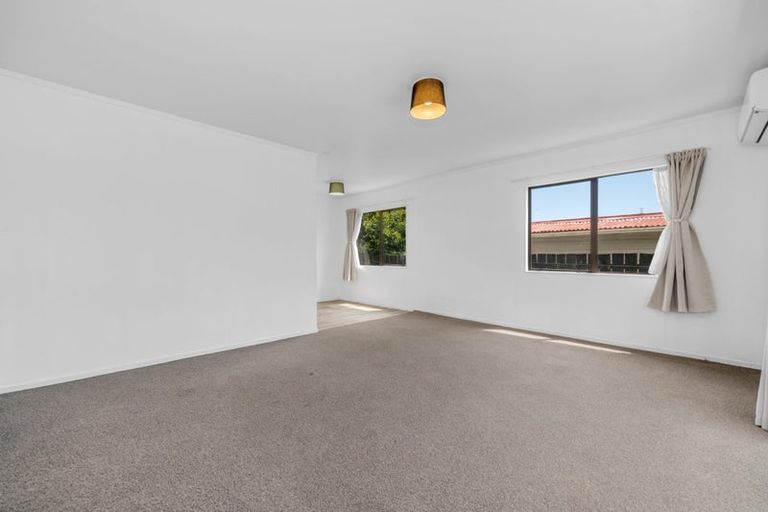 Photo of property in 2/103 Chichester Drive, Rosehill, Papakura, 2113