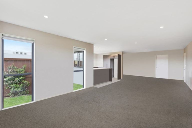 Photo of property in 72 Shillingford Boulevard, Rolleston, 7615