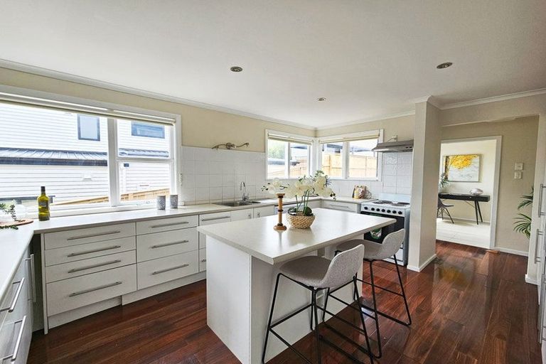 Photo of property in 1/52 Beulah Avenue, Rothesay Bay, Auckland, 0630