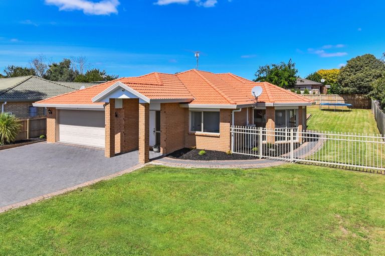 Photo of property in 50 Lothian Brae, Wattle Downs, Auckland, 2103