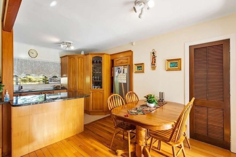 Photo of property in 1/81 Awaroa Road, Sunnyvale, Auckland, 0612