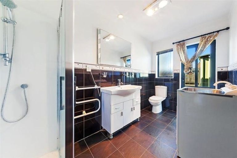 Photo of property in 1 Waylen Place, Burswood, Auckland, 2013