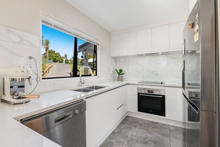 Photo of property in 14 Mallard Place, Unsworth Heights, Auckland, 0632