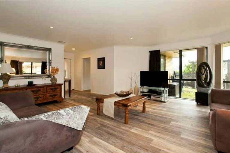 Photo of property in 19 Crimson Park, Oteha, Auckland, 0632