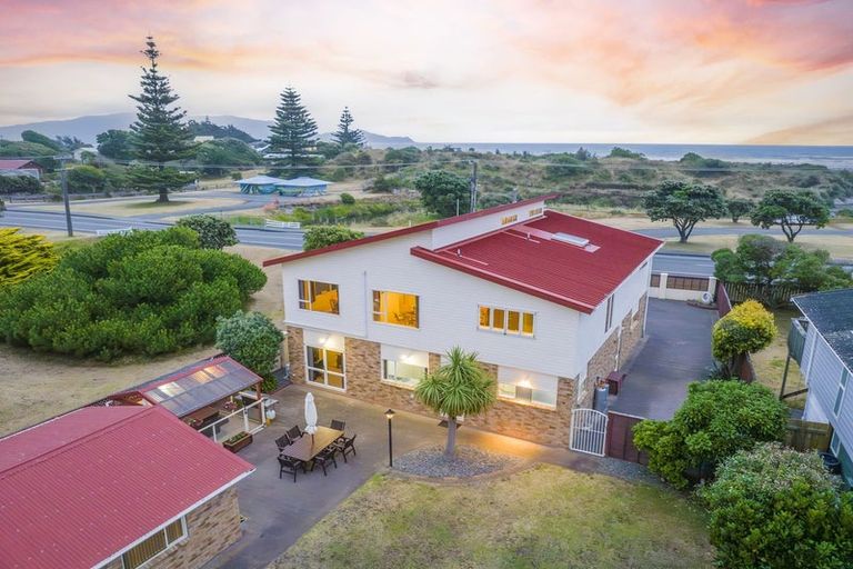 Photo of property in 14 Field Way, Waikanae Beach, Waikanae, 5036