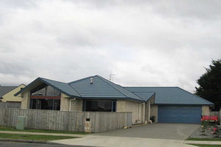 Photo of property in 17 Holcombe Drive, Paraparaumu, 5032