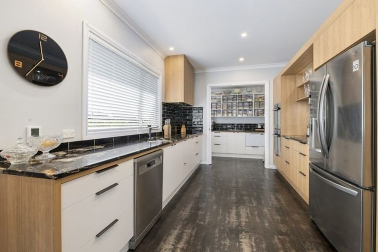 Photo of property in 124 Johnstone Drive, Fitzherbert, Palmerston North, 4410