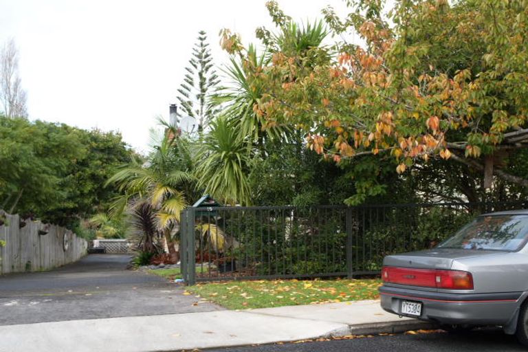 Photo of property in 19 Trelawn Place, Cockle Bay, Auckland, 2014