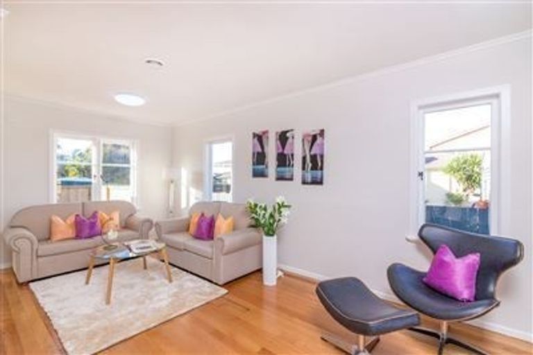 Photo of property in 2 Totara Road, Te Atatu Peninsula, Auckland, 0610