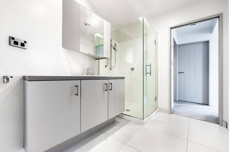 Photo of property in 26a Vipond Road, Stanmore Bay, Whangaparaoa, 0932