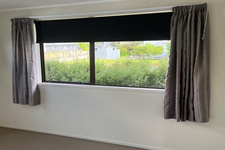 Photo of property in 1/8 Louise Place, West Harbour, Auckland, 0618