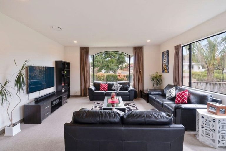 Photo of property in 19 Rosetti Rise, West Harbour, Auckland, 0618