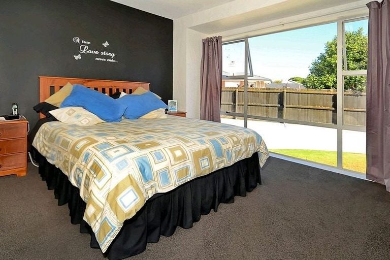 Photo of property in 11 Beeston Place, Redwood, Christchurch, 8051