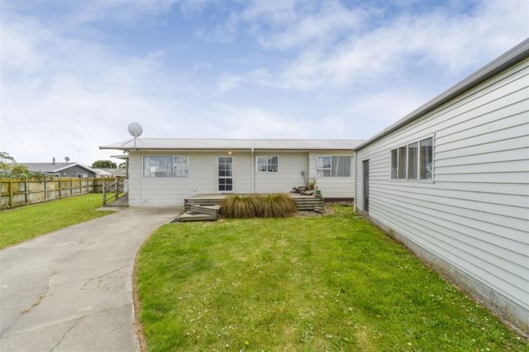 Photo of property in 10 Gladys Place, Kelvin Grove, Palmerston North, 4414
