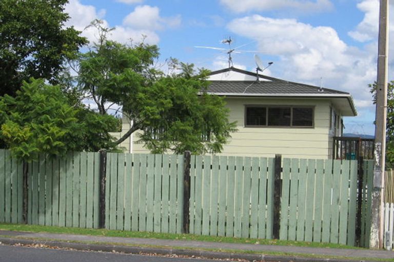 Photo of property in 27 Luckens Road, West Harbour, Auckland, 0618