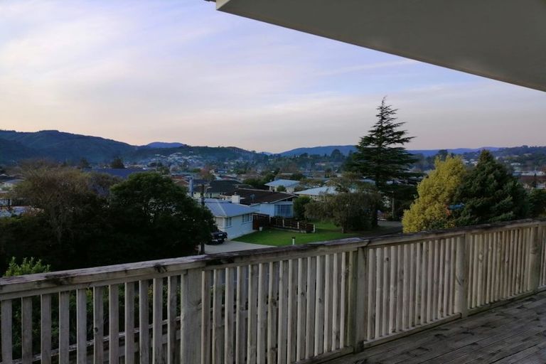 Photo of property in 2 Hillside Drive, Maoribank, Upper Hutt, 5018